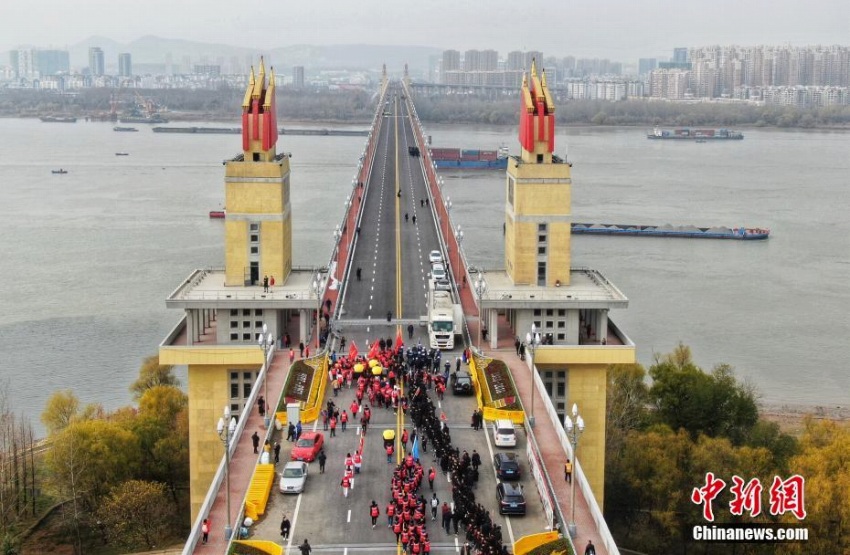 当時の関係者や市民集まり、南京長江大橋の開通50周年祝す