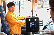 上海初のAI搭載2階建て観光バス　顔認証で乗車