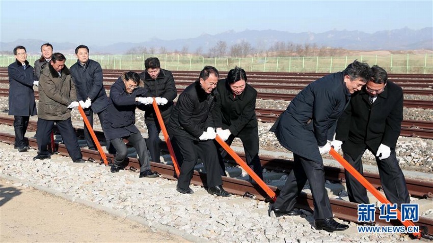 韓国と朝鮮が鉄道・道路を連結する事業の着工式