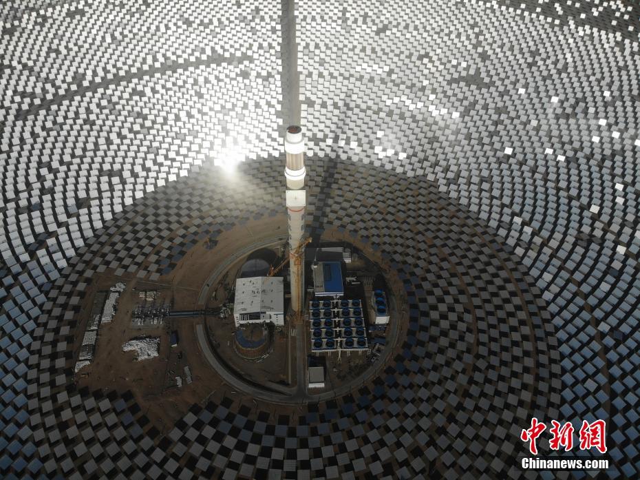 中国初の100MWタワー型溶融塩蓄熱太陽熱発電所が落成