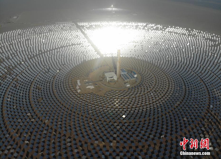 中国初の100MWタワー型溶融塩蓄熱太陽熱発電所が落成