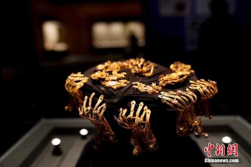 河北唐山清東陵盗難事件で押収された国家3級文化財「康熙帝温僖貴妃の冠飾り」（12月26日、撮影・杜洋）。