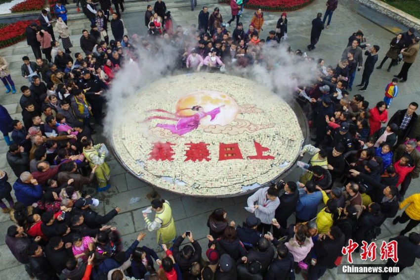 直径8メートルの巨大蒸し鍋で作った8.8万個の蒸しケーキを無料提供　江西省