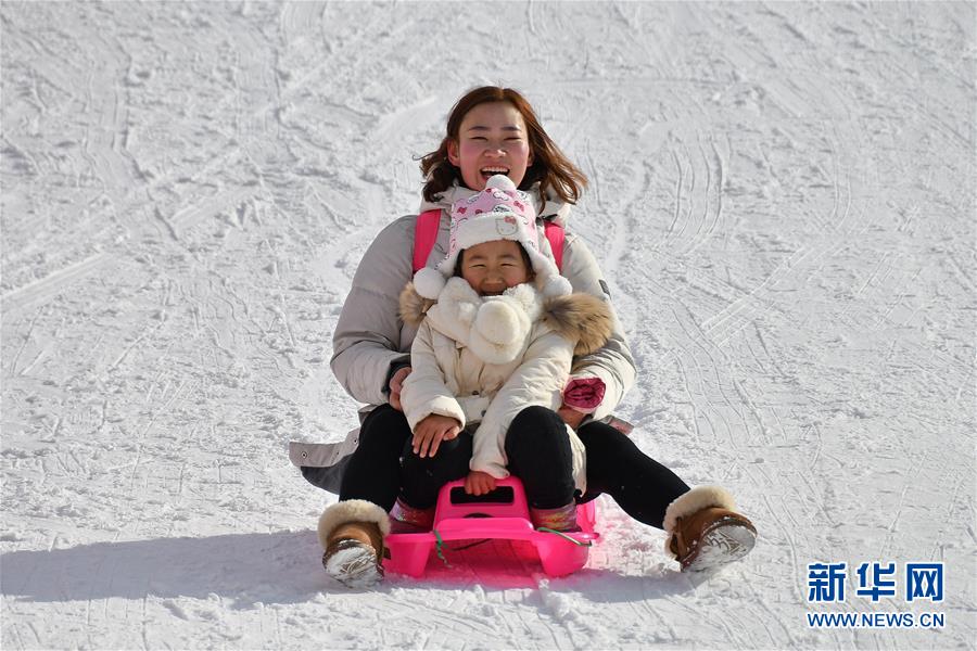中国、年末年始に雪遊びを楽しむ人々