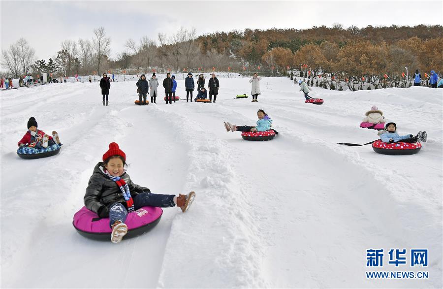 中国、年末年始に雪遊びを楽しむ人々