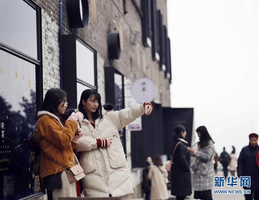 重慶市の旧市街巡りの人気上昇中