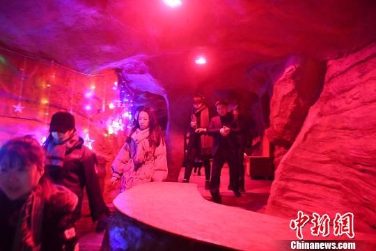 重慶の景勝地に洞窟ラウンジ登場　無料でカラオケ