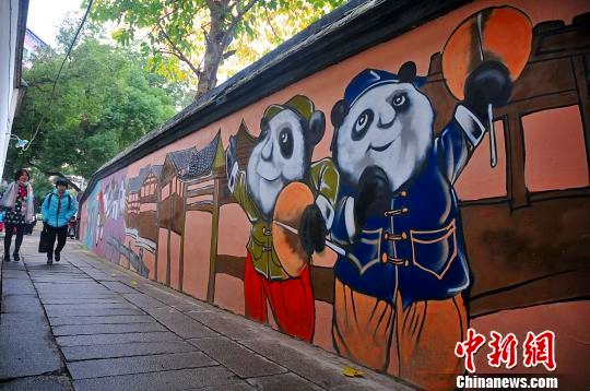 福建省の歴史あるストリート朱紫坊歴史文化街区をグラフィティーが飾る