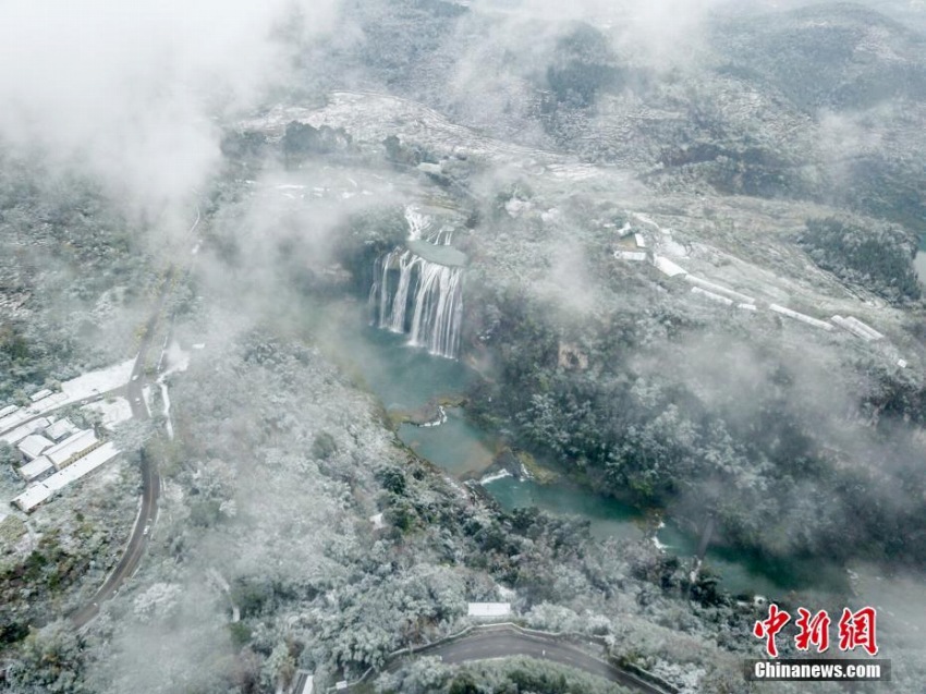 一面の銀世界となった黄果樹大瀑布を空撮　貴州省