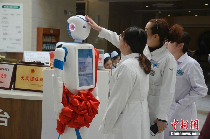 内モンゴルの病院にスマートナビゲートロボットが登場