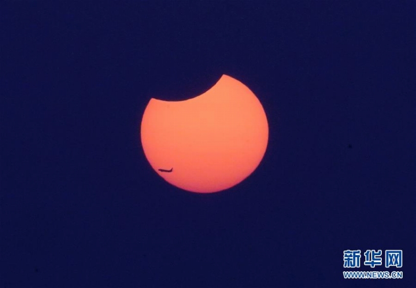 中国各地で6日、「部分日食」観測