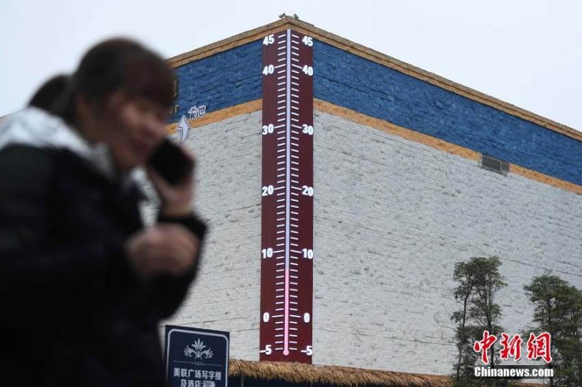 重慶市に高さ11メートルの巨大温度計が登場