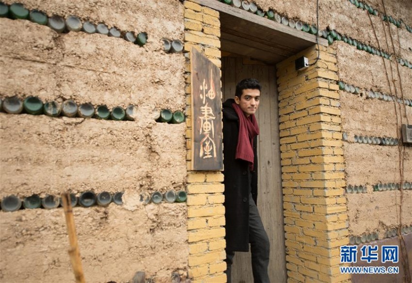 中国の山村で創作活動をするイラン人男性