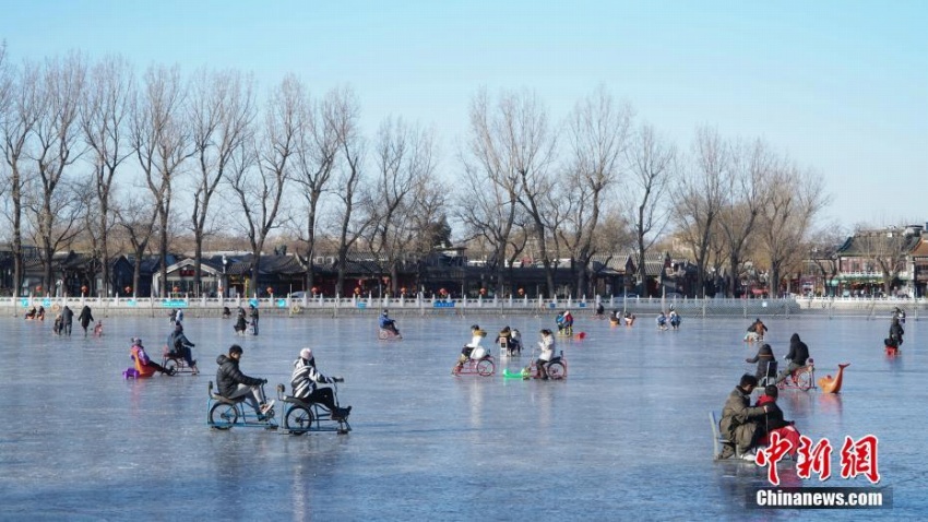 天然の屋外スケート場でウィンタースポーツ楽しむ人々　北京市