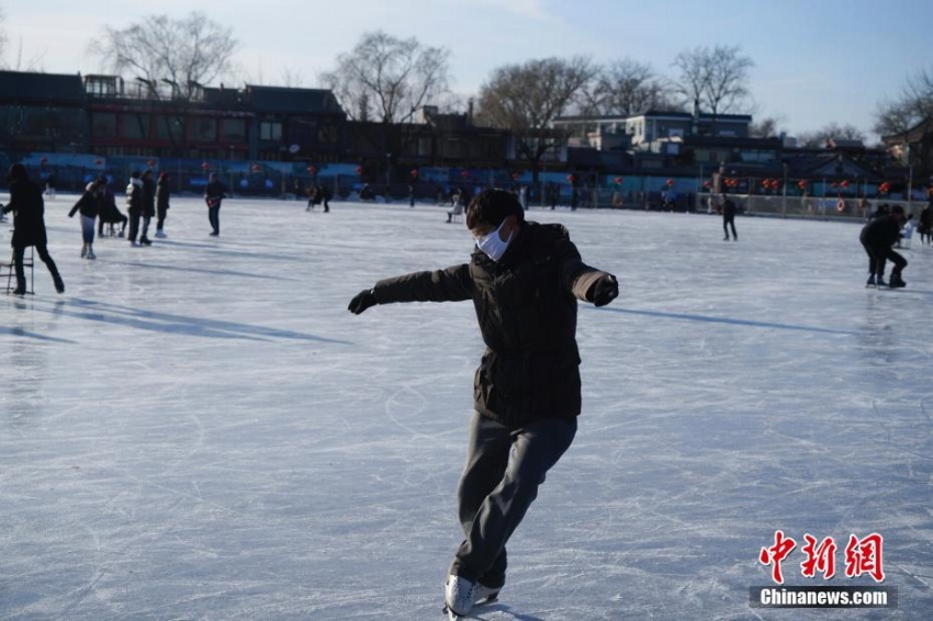 天然の屋外スケート場でウィンタースポーツ楽しむ人々　北京市