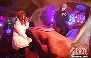 重慶の景勝地に洞窟ラウンジ登場　無料でカラオケ