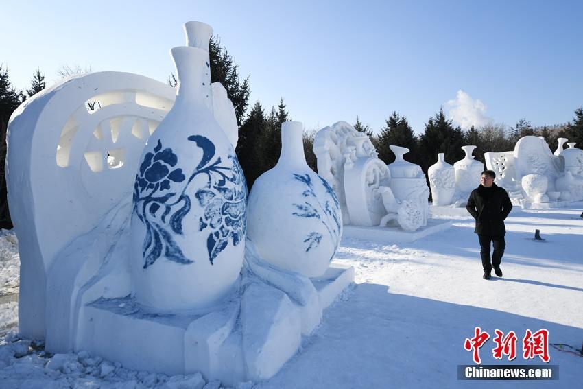 様々なデザインの巨大な雪の彫刻が完成　吉林省長春市　