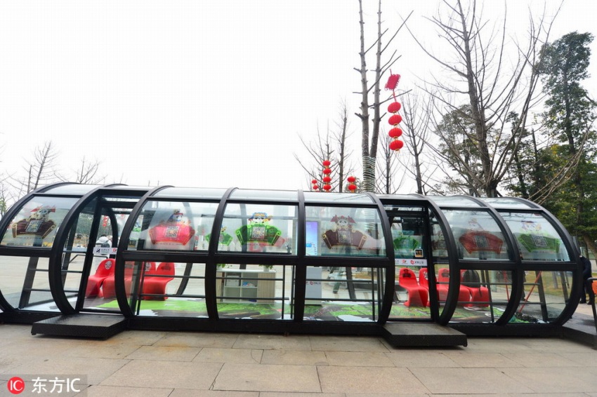 四川の要素満載の3Dスケルトン全天候型バス停が登場　四川省成都市