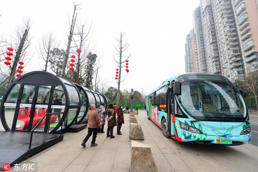四川の要素満載の3Dスケルトン全天候型バス停が登場　四川省成都市