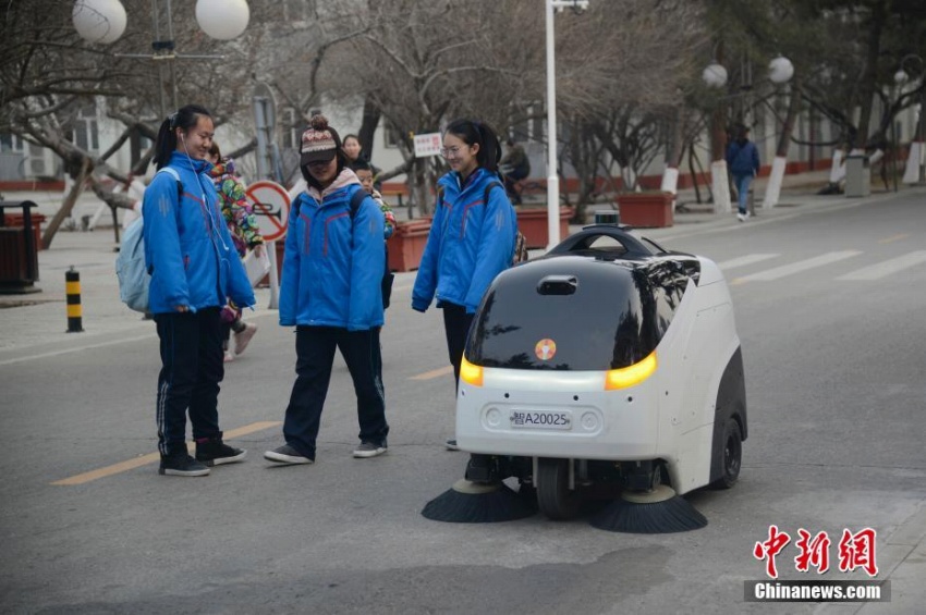 世界初のL4クラスの量産型無人運転清掃車が内モンゴルでお披露目