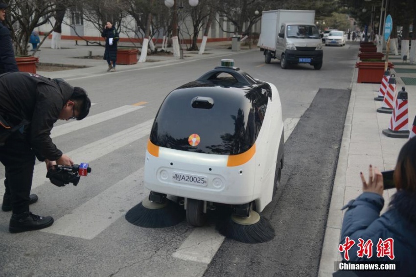 世界初のL4クラスの量産型無人運転清掃車が内モンゴルでお披露目