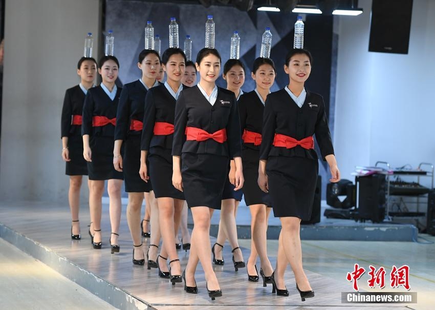 客室乗務員採用試験に向け強化訓練に励む平均年齢18歳の少女たち
