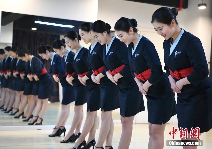 客室乗務員採用試験に向け強化訓練に励む平均年齢18歳の少女たち