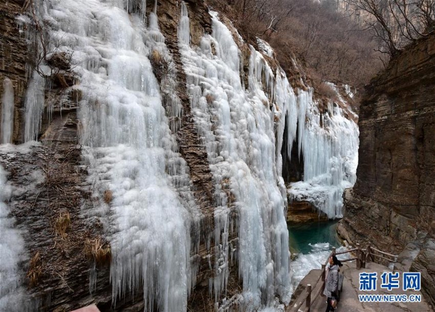 冬の絶景！河南省雲台山で氷瀑現象