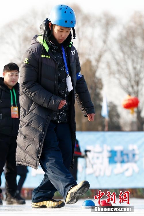 什刹海スケート場で氷上スポーツ「氷蹴球」の試合　北京市