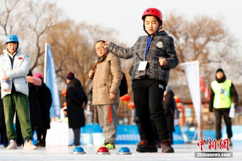 什刹海スケート場で氷上スポーツ「氷蹴球」の試合　北京市