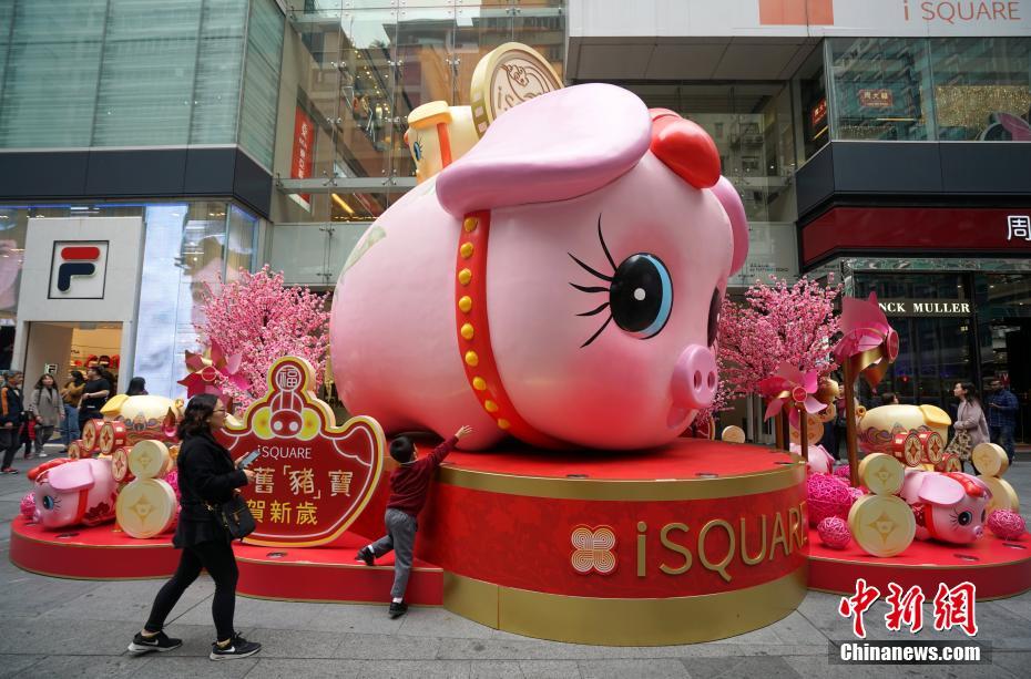 香港の街に満ちる新春ムード　亥年オブジェが人気