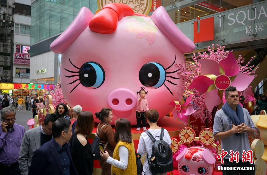 香港の街に満ちる新春ムード　亥年オブジェが人気