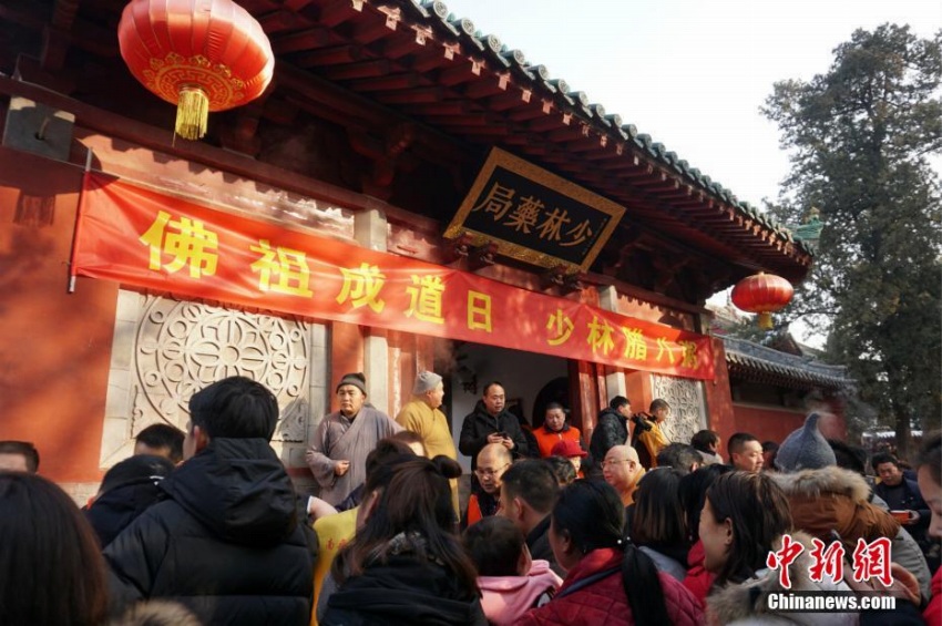 河南省少林寺で「少林五行臘八粥」ふるまわれる　外国人僧侶の姿も