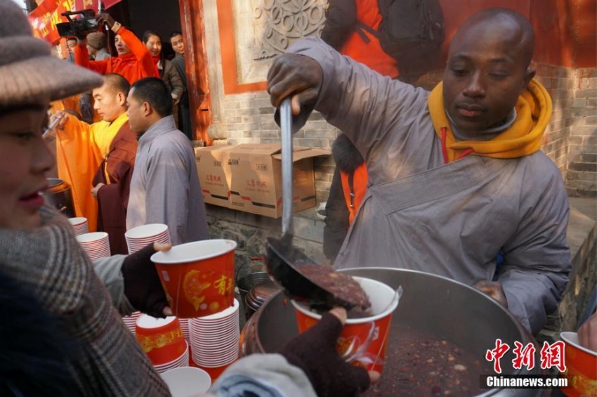 河南省少林寺で「少林五行臘八粥」ふるまわれる　外国人僧侶の姿も