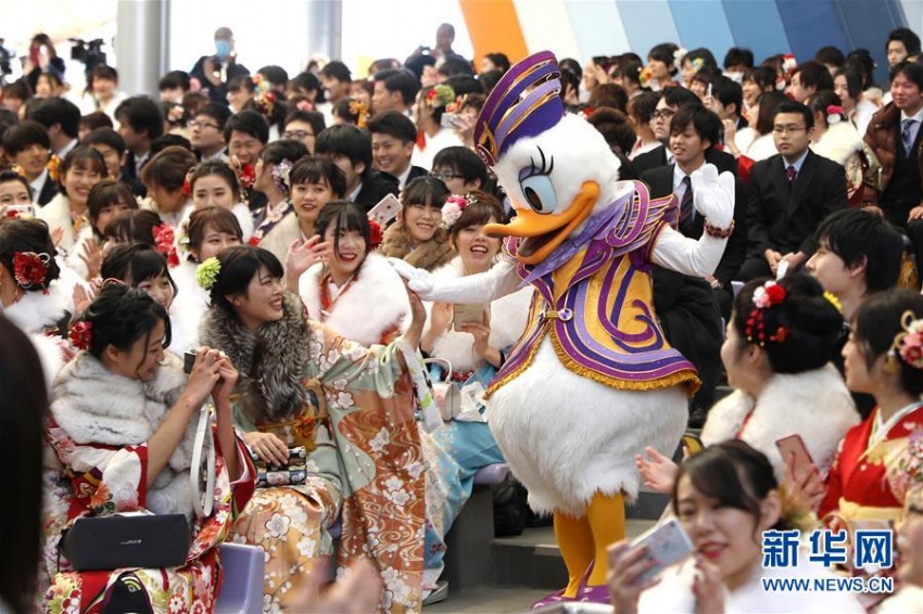 20歳の成人祝う日本、ディズニーランドで成人式