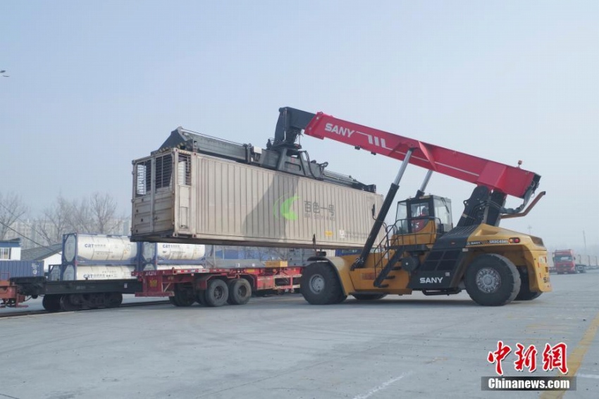 春節用品積んだ第一便の貨物列車が北京に到着