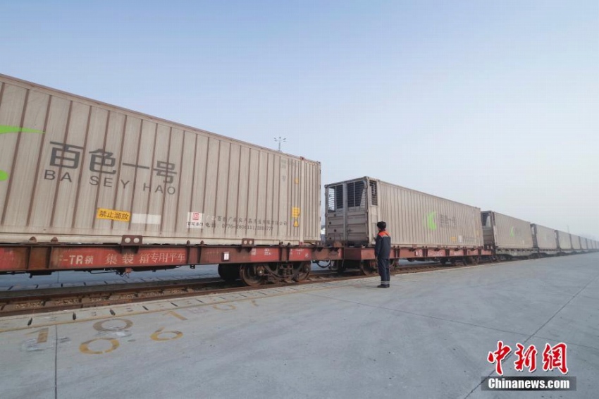 春節用品積んだ第一便の貨物列車が北京に到着
