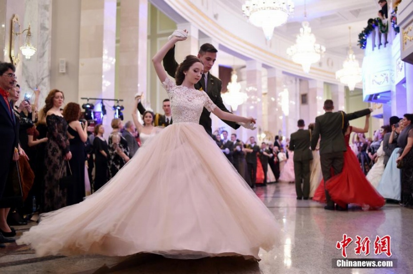 美男美女が舞い踊る　ベラルーシの劇場で新年祝う舞踏会