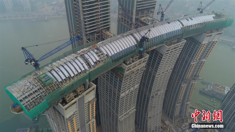 中国初の高さ250メートル以上でのカーテンウォール工事