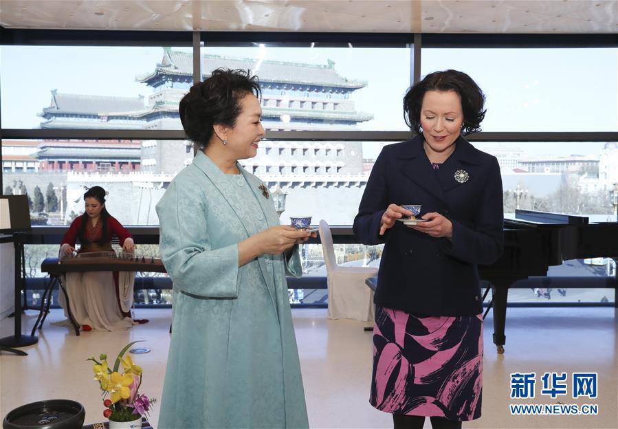 中国とフィンランドの首脳夫人が音楽詩会を鑑賞