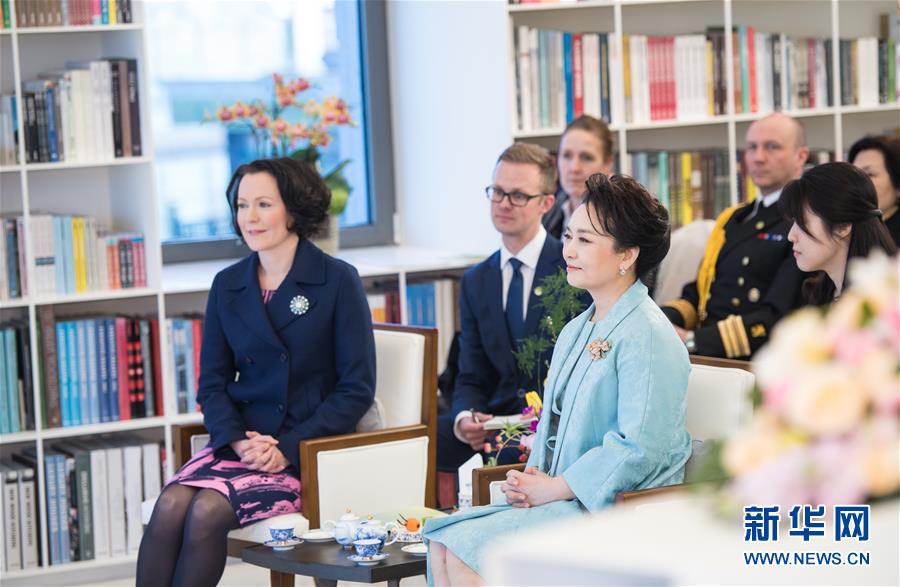 中国とフィンランドの首脳夫人が音楽詩会を鑑賞