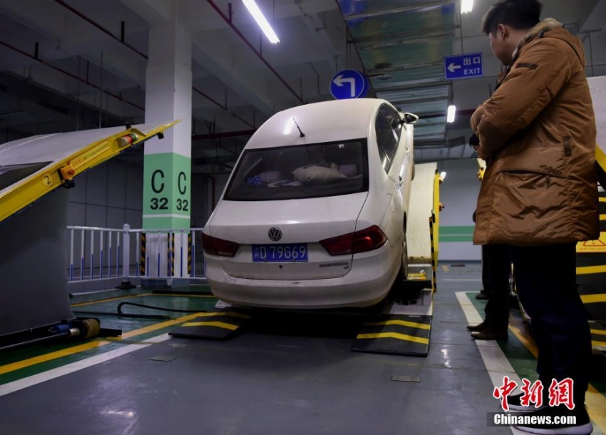 重慶市にスペース節約した平面傾斜式スマート駐車場登場