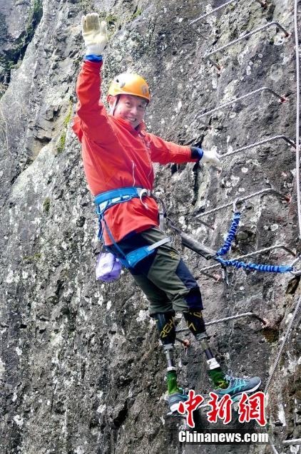 両足義足の70代男性が浙江省台州神仙居でヴィア・フェラータに挑戦