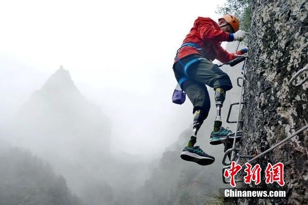 両足義足の70代男性が浙江省台州神仙居でヴィア・フェラータに挑戦