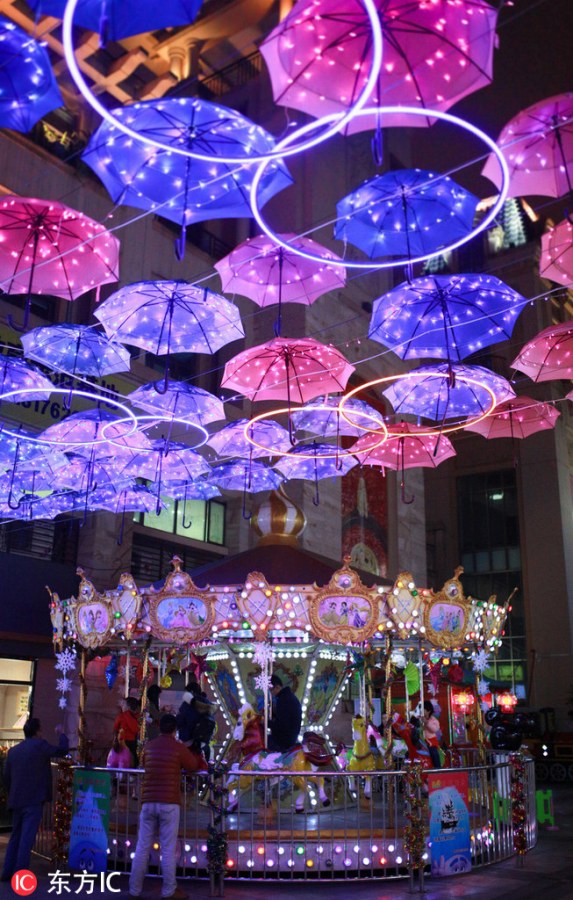 約千本の傘が演出するキラキラきらめく歩行者天国　南寧市