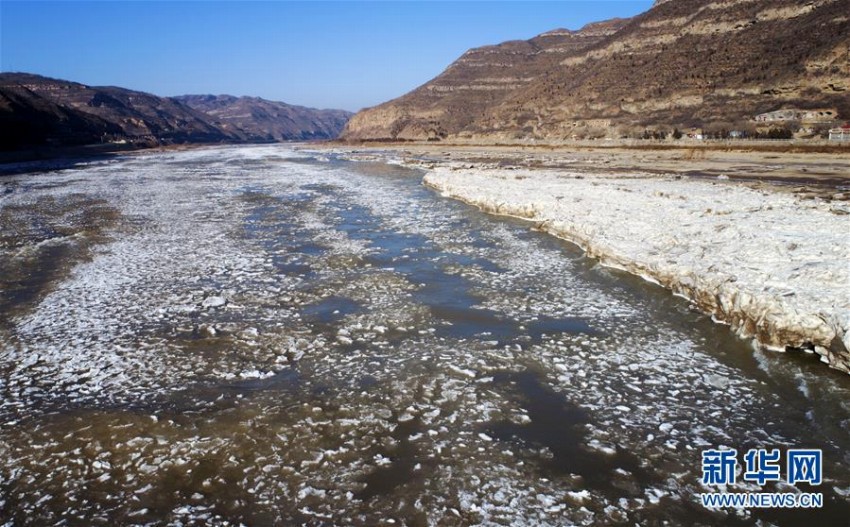 連日の厳しい寒さで凍り付いた黄河の滝
