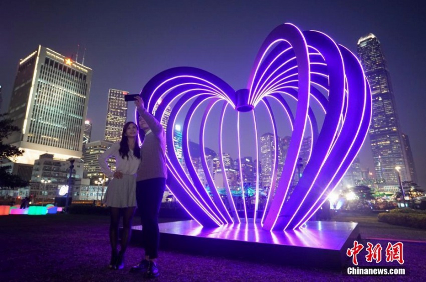 香港イルミネーション展で「愛とロマン」を演出