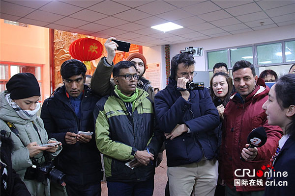 外国人記者が新疆の少数民族に対する教育を称賛