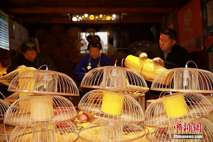 丹寨県の「鳥籠」ランタン製造工房が春節前の繁忙期に　貴州省
