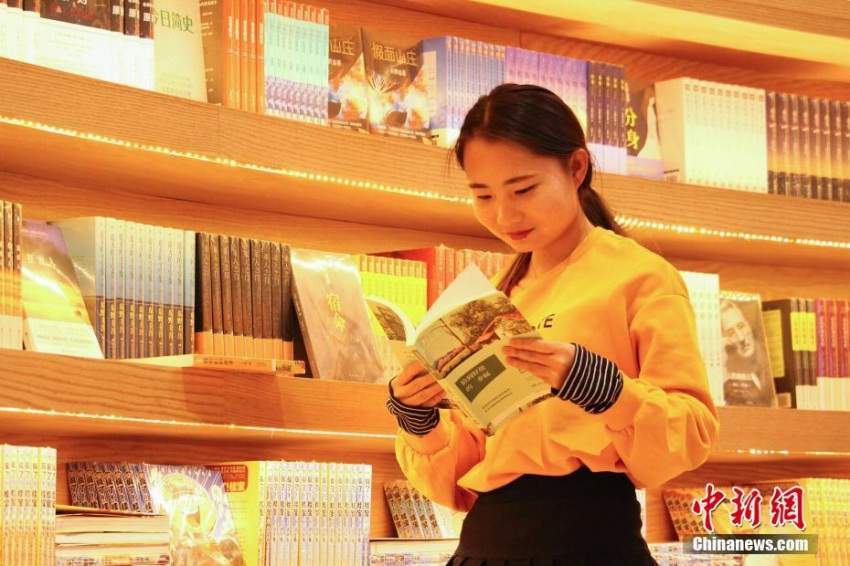 フフホト市の書店にある360度パノラマ本棚が話題に　内蒙古
